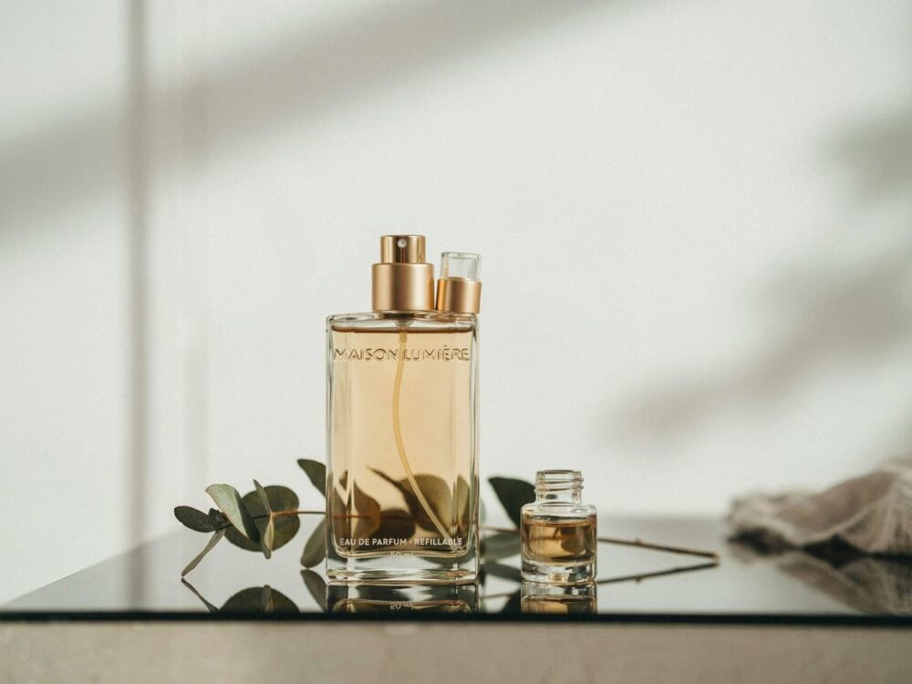 Zbliżenie na atomizer perfum wielokrotnego użytku