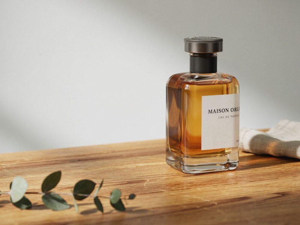 butelka męskich perfum na stole