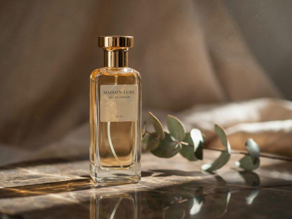 elegancki flakon perfum z kwiatami