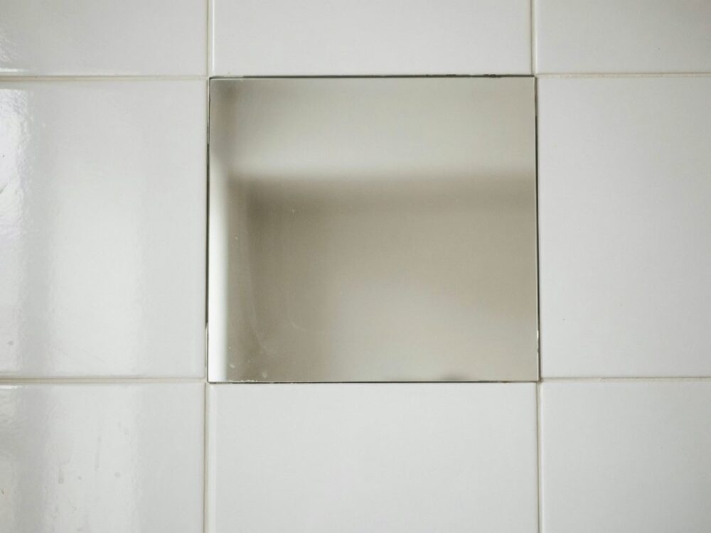 lustrzana powierzchnia w łazience