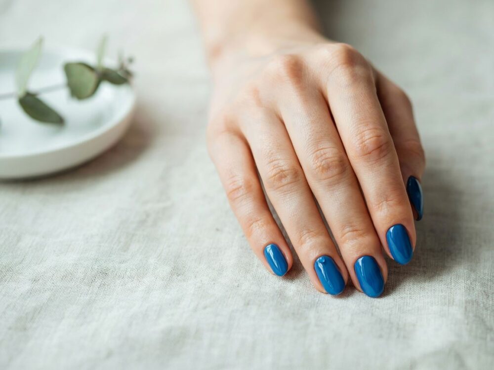 manicure z niebieskim lakierem