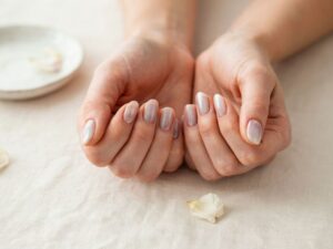 manicure z perłowym efektem