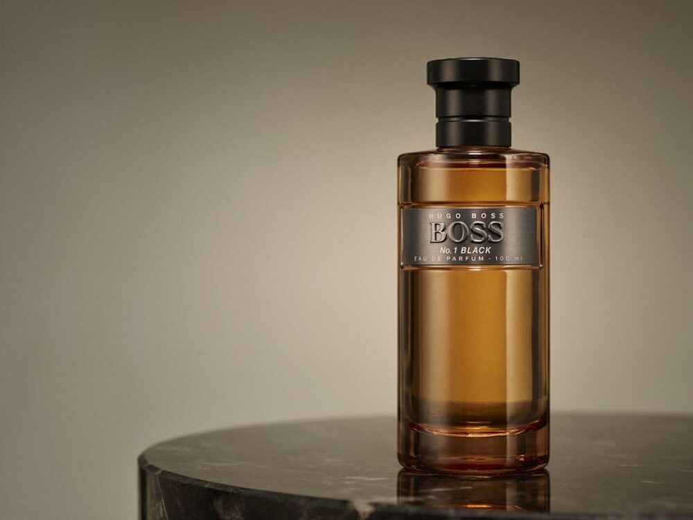 mężczyzna wybierający perfumy