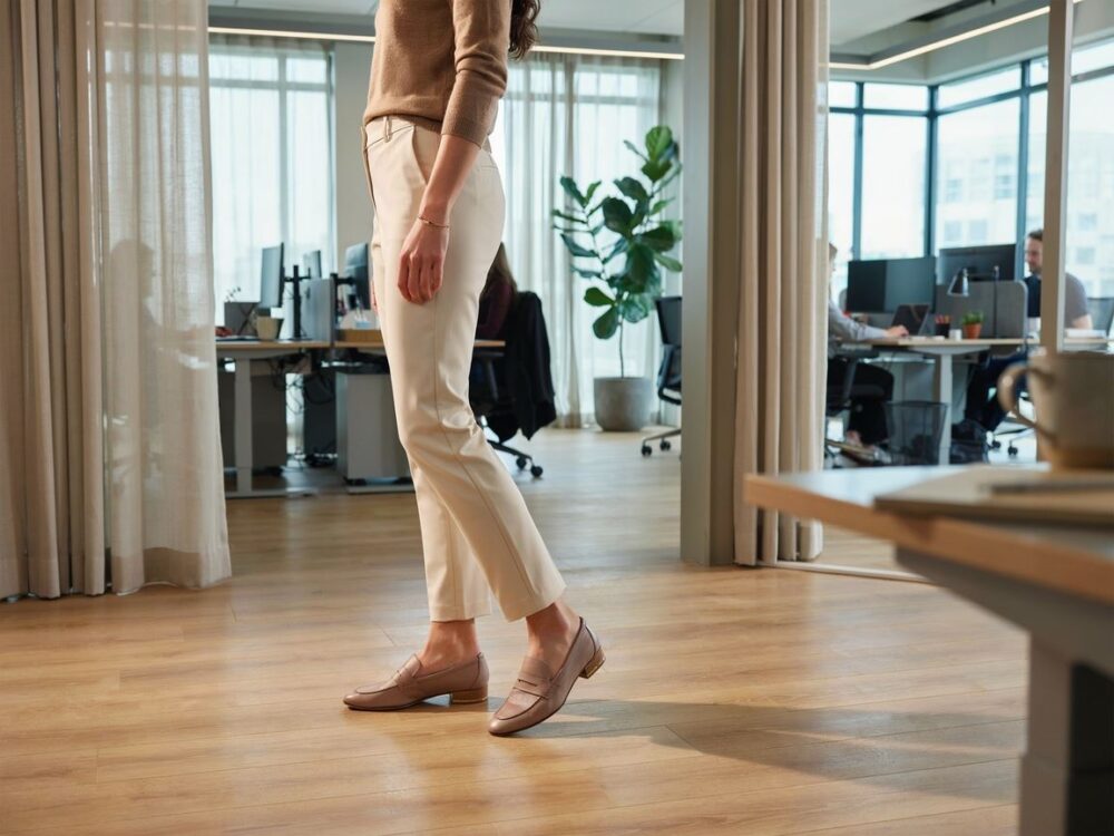 modne buty do pracy dla kobiet stojących