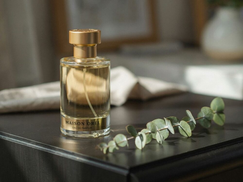 perfumy na lustrzanej powierzchni